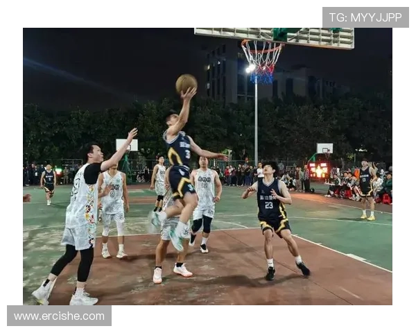 篮球赛快讯聚焦终场绝杀与逆转风云激荡全场热血对决点燃观众激情时刻 - 副本 (2)